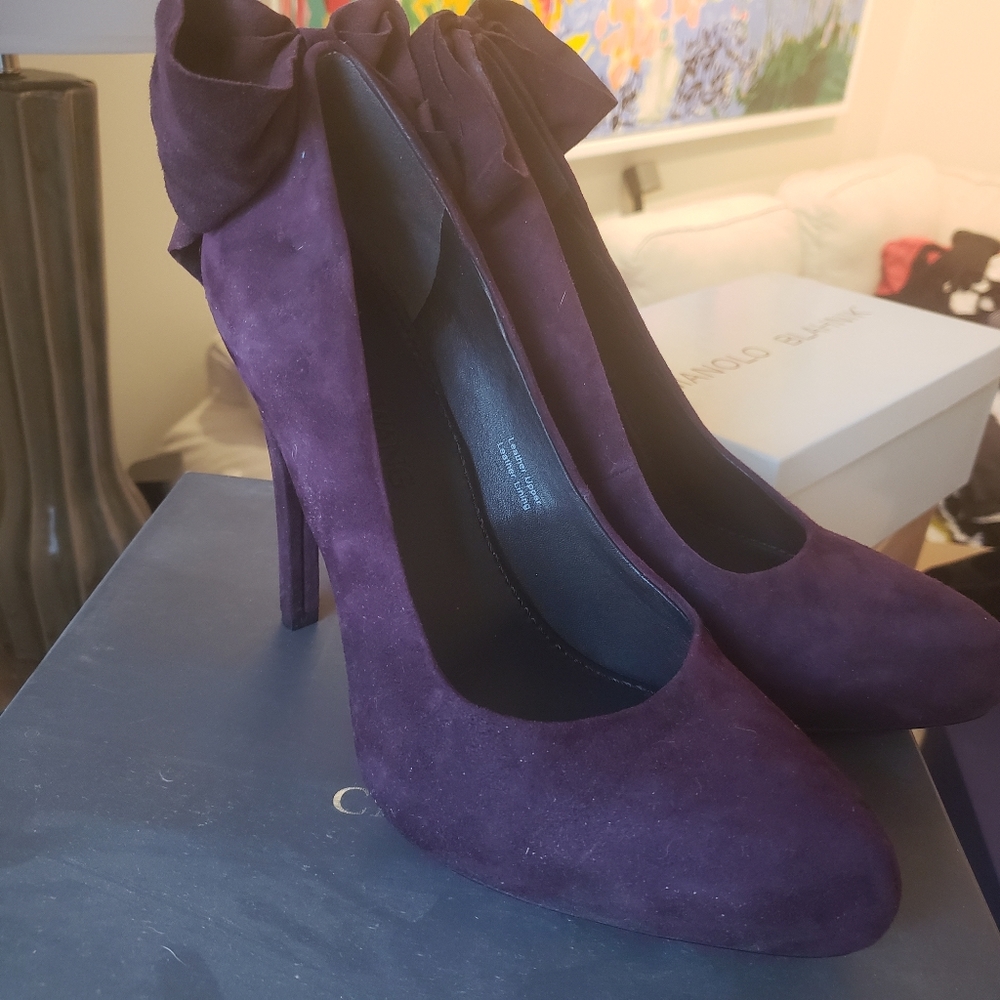 Vera Wang suede pump